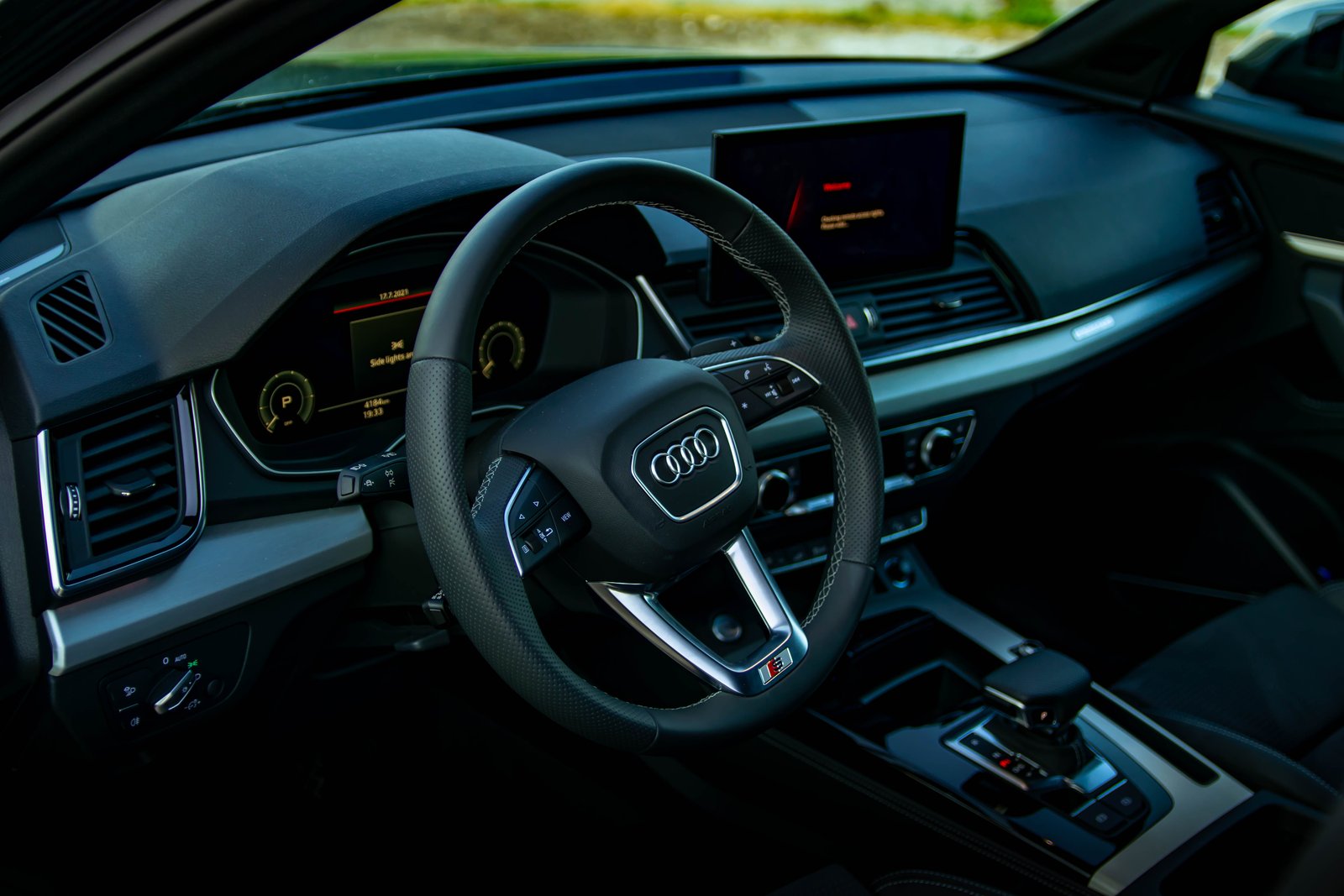 Audi Q5 Sportback — abitacolo con volante S Line
