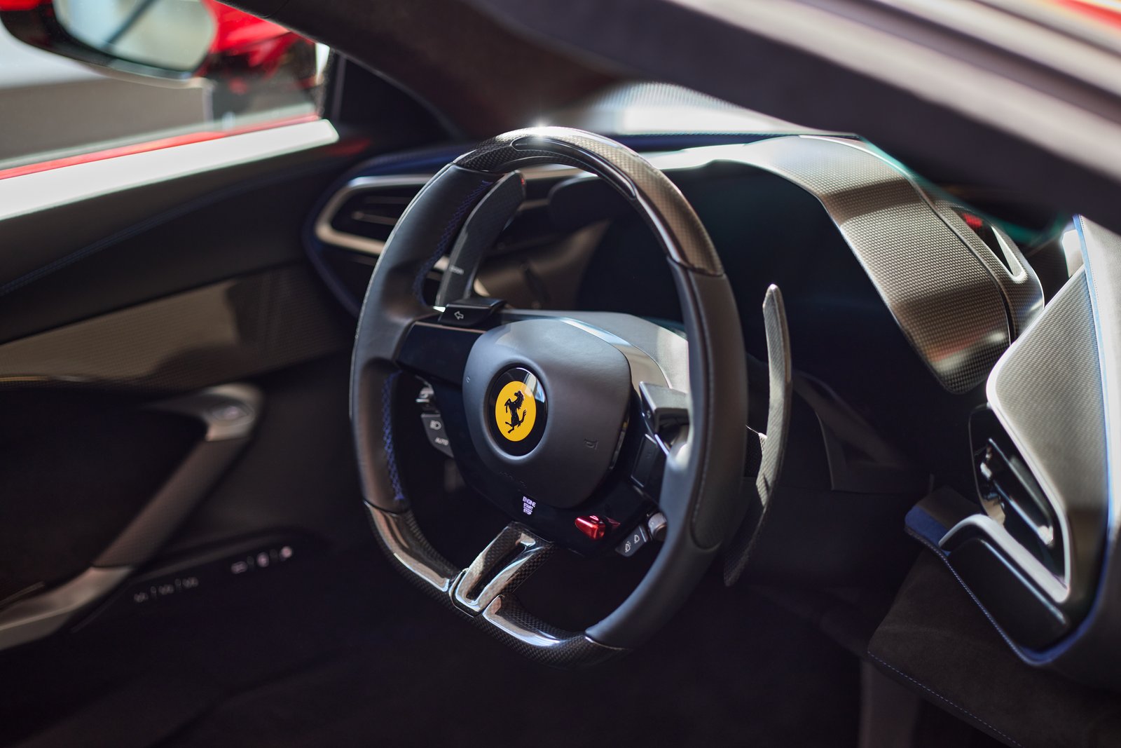 Ferrari 296 GTB — volante e abitacolo