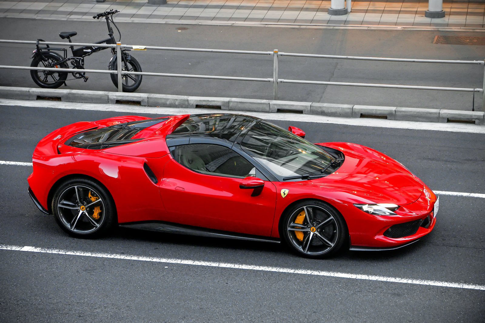 Ferrari 296 GTB — vista laterale
