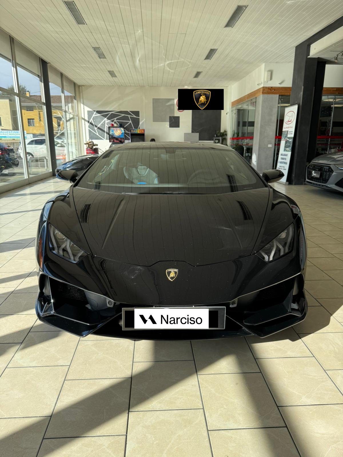 Lamborghini Huracán EVO nera — frontale showroom