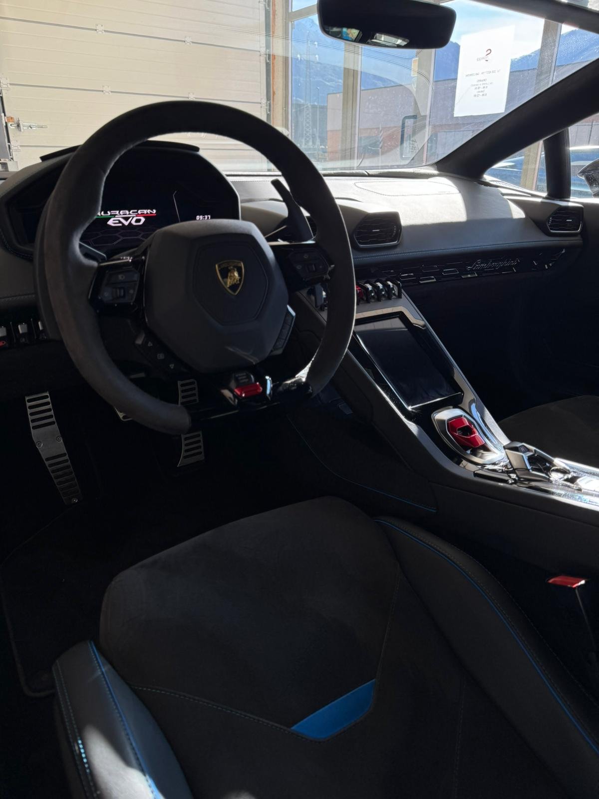 Huracán EVO — abitacolo con dettagli celesti