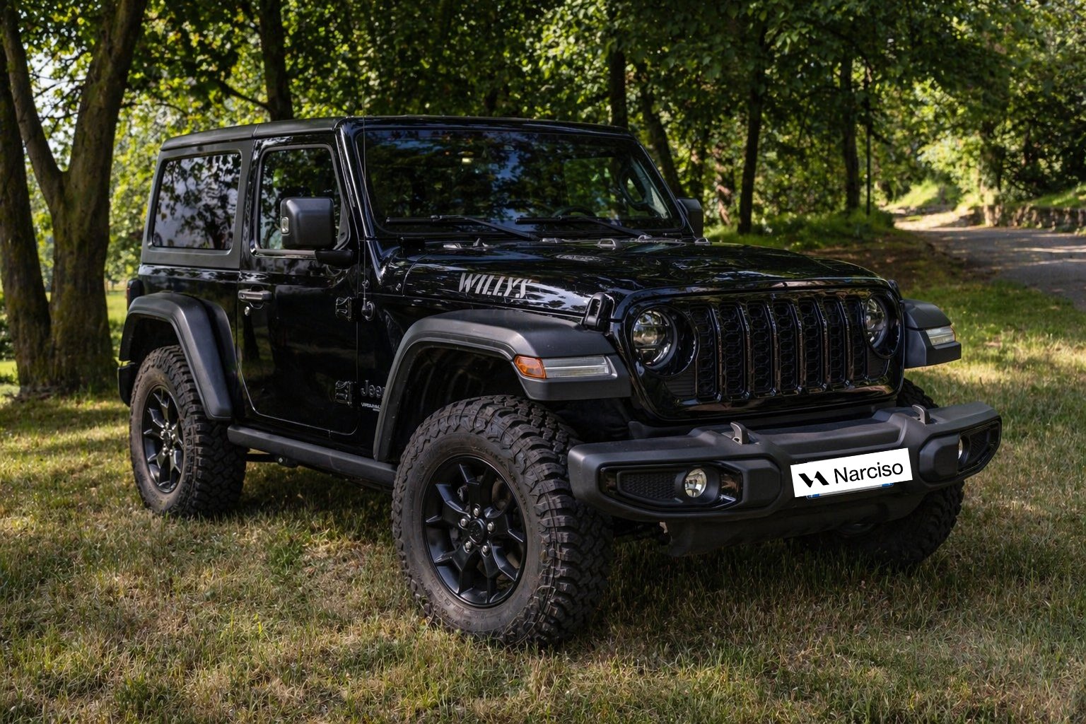 Jeep Wrangler Willys nera — frontale 3/4 in natura