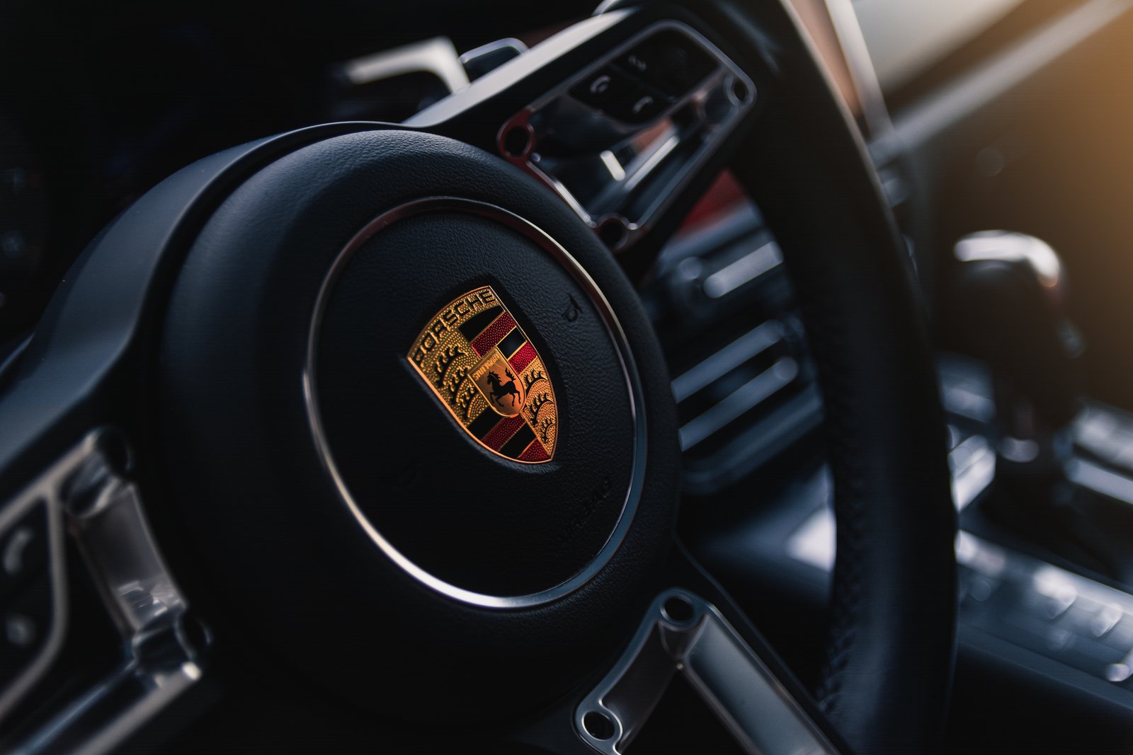 Porsche Macan — volante e dettagli interni