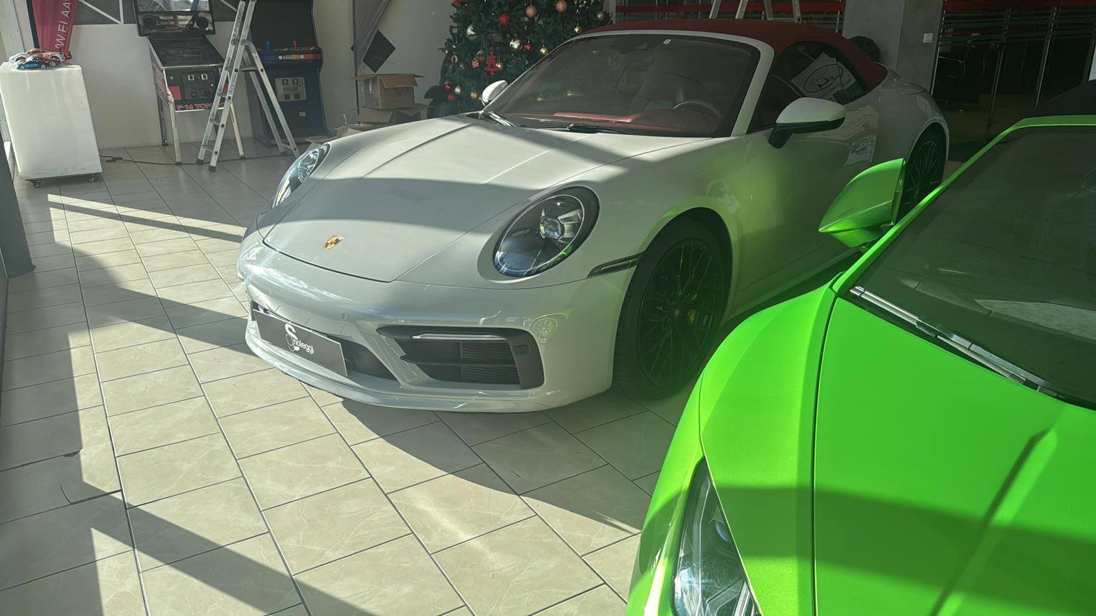 Porsche 911 Cabriolet bianca — frontale