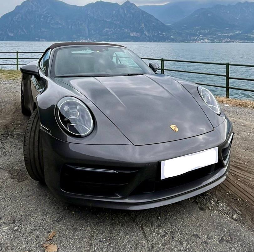 Porsche 911 Carrera grigia sul lago
