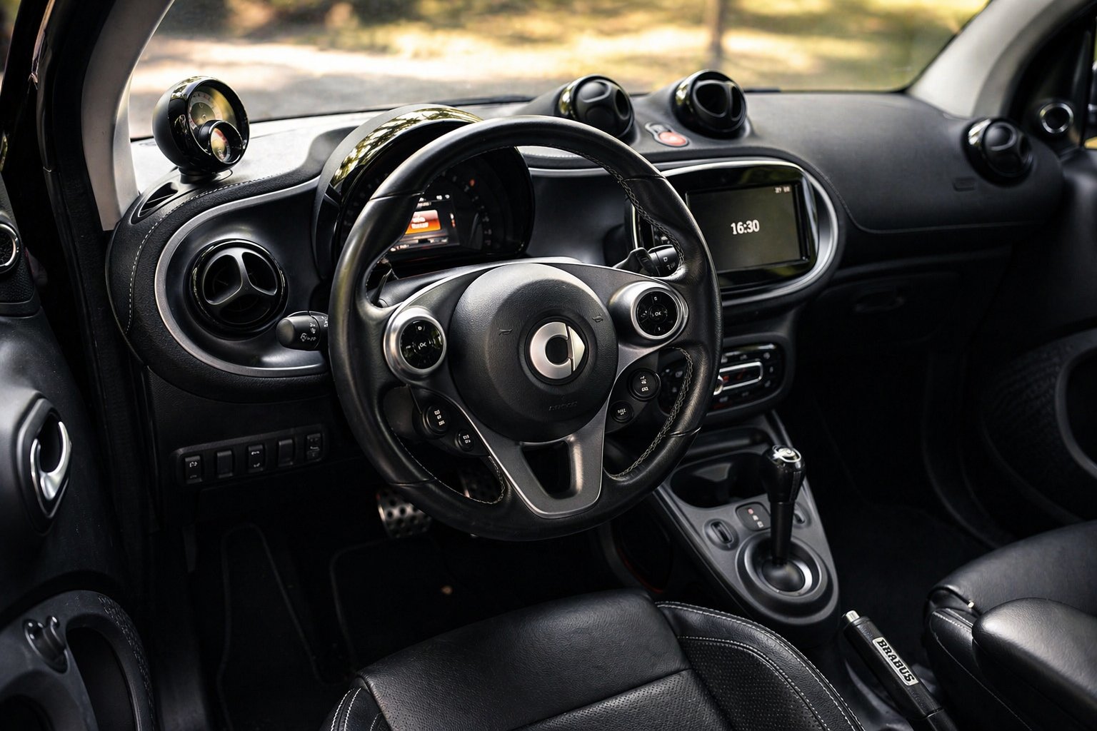 Smart Brabus — cruscotto e volante