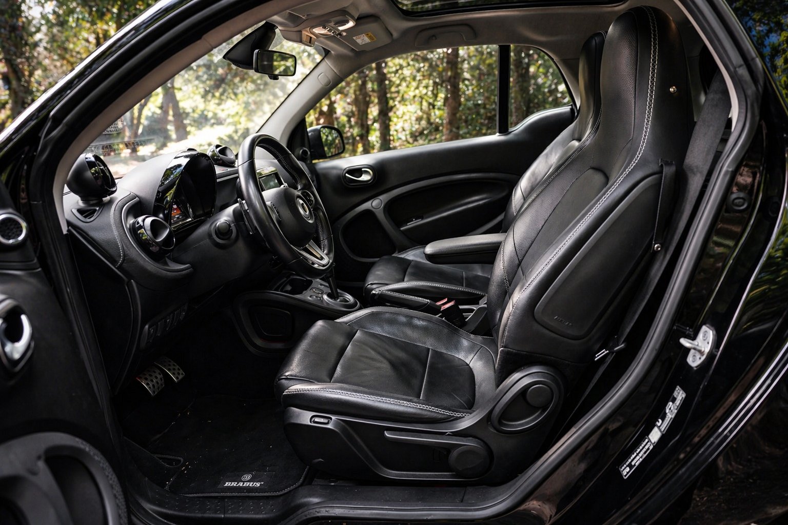 Smart Brabus — abitacolo in pelle nera