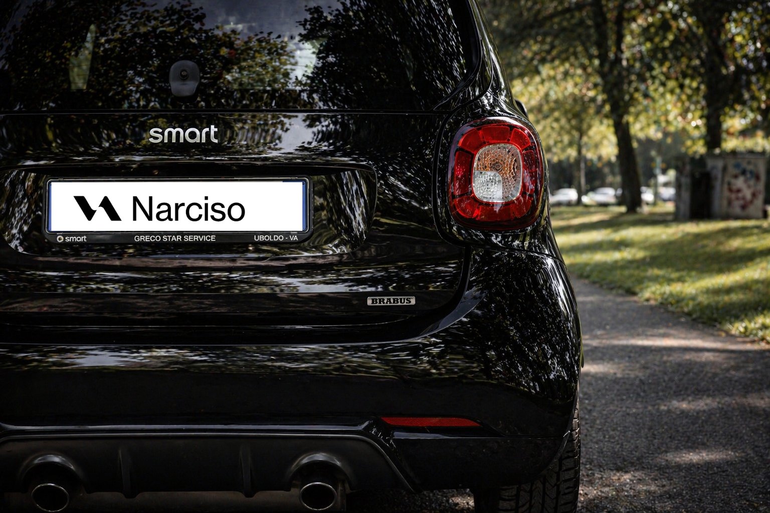 Smart Brabus nera — dettaglio posteriore con targa Narciso