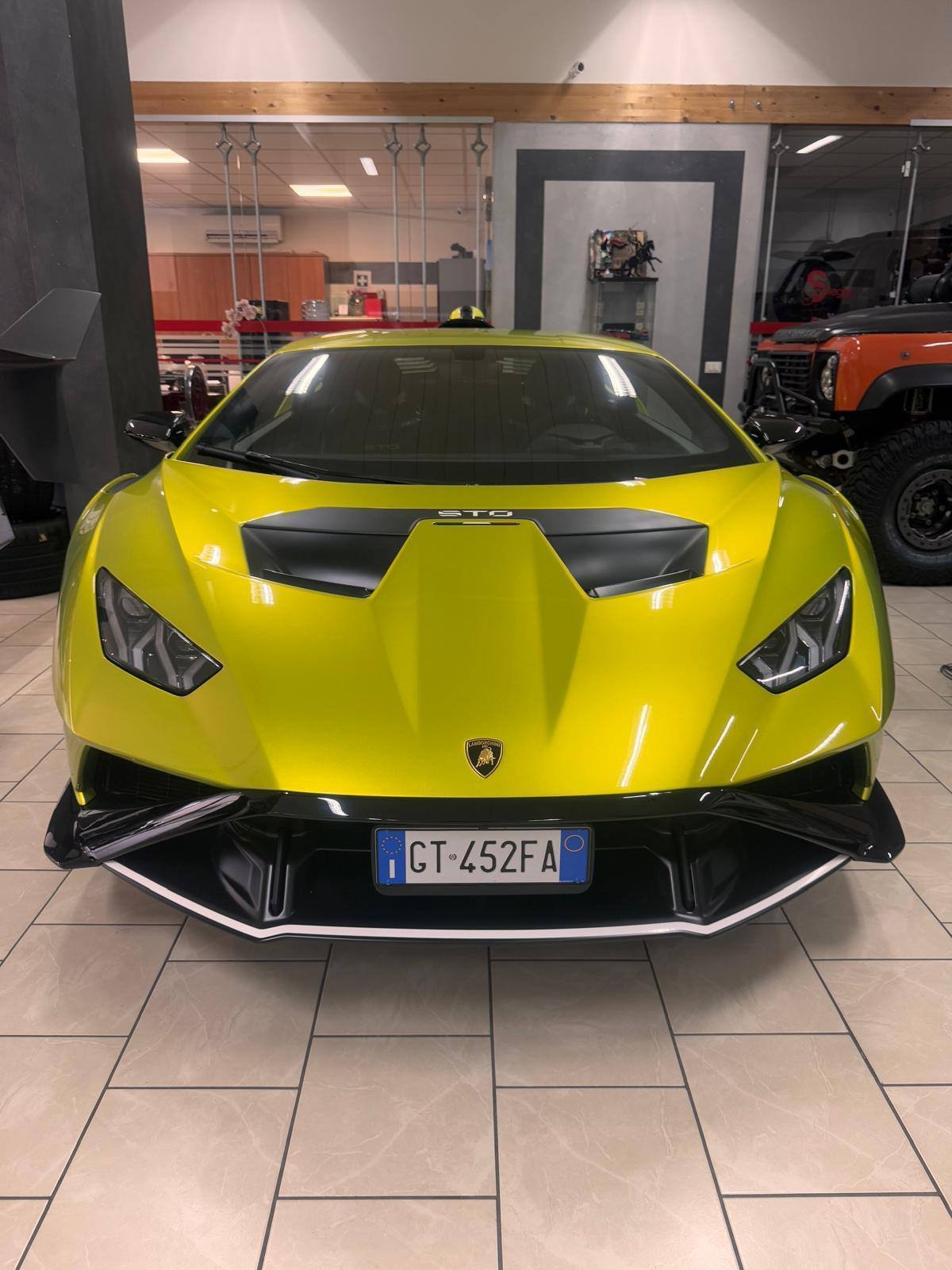 Lamborghini Huracán STO giallo — frontale