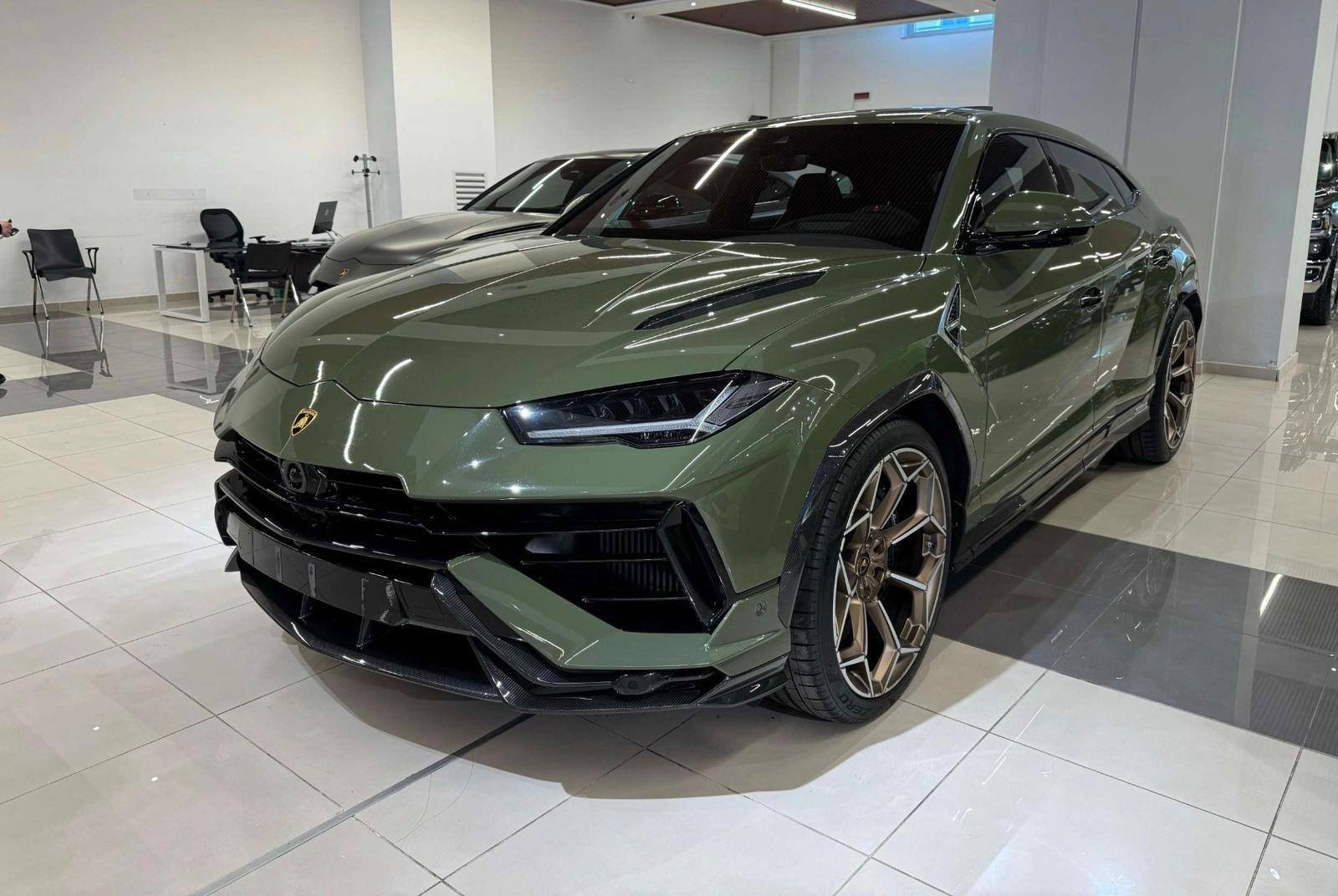 Urus Performante verde — frontale