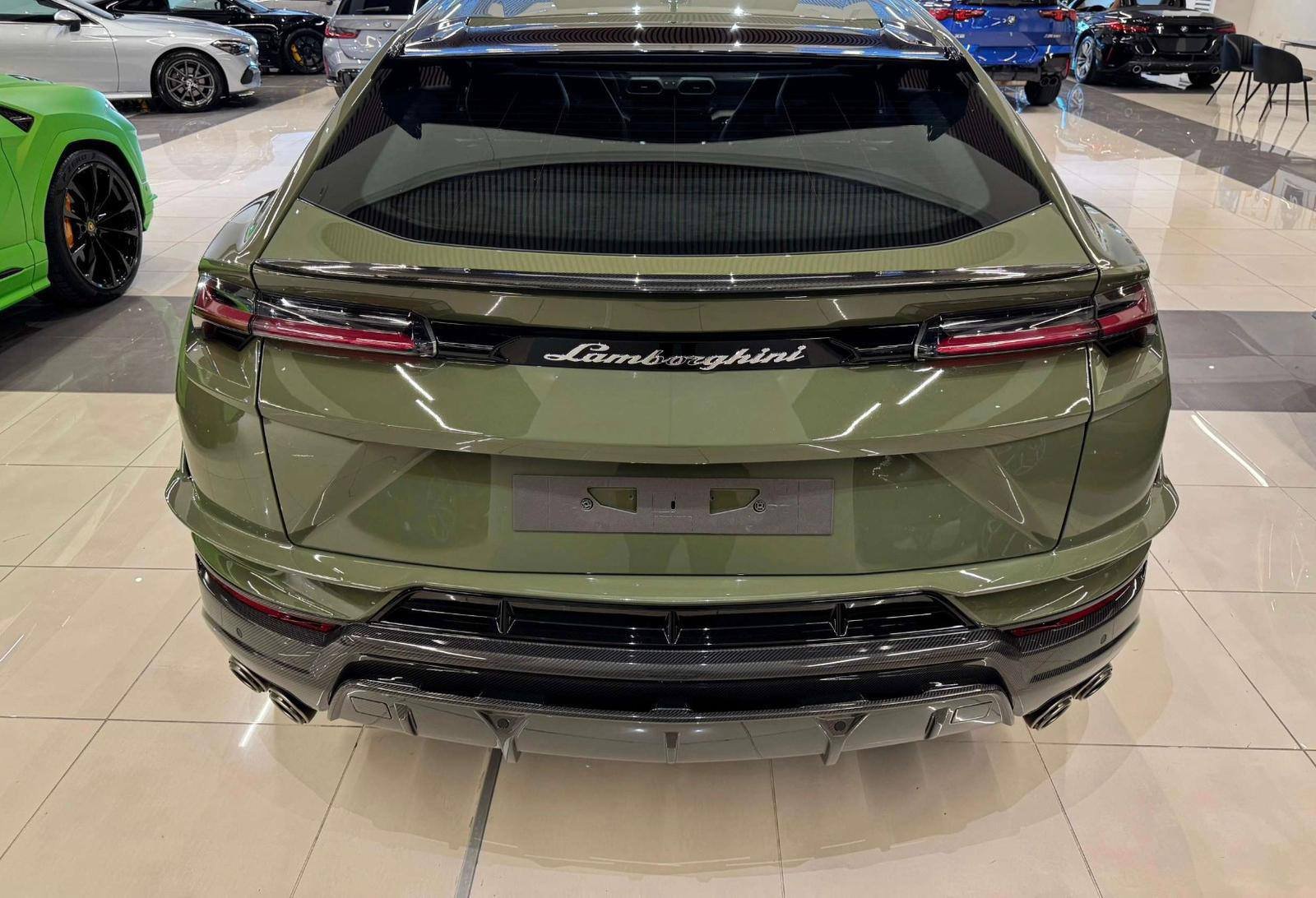 Urus Performante verde — posteriore