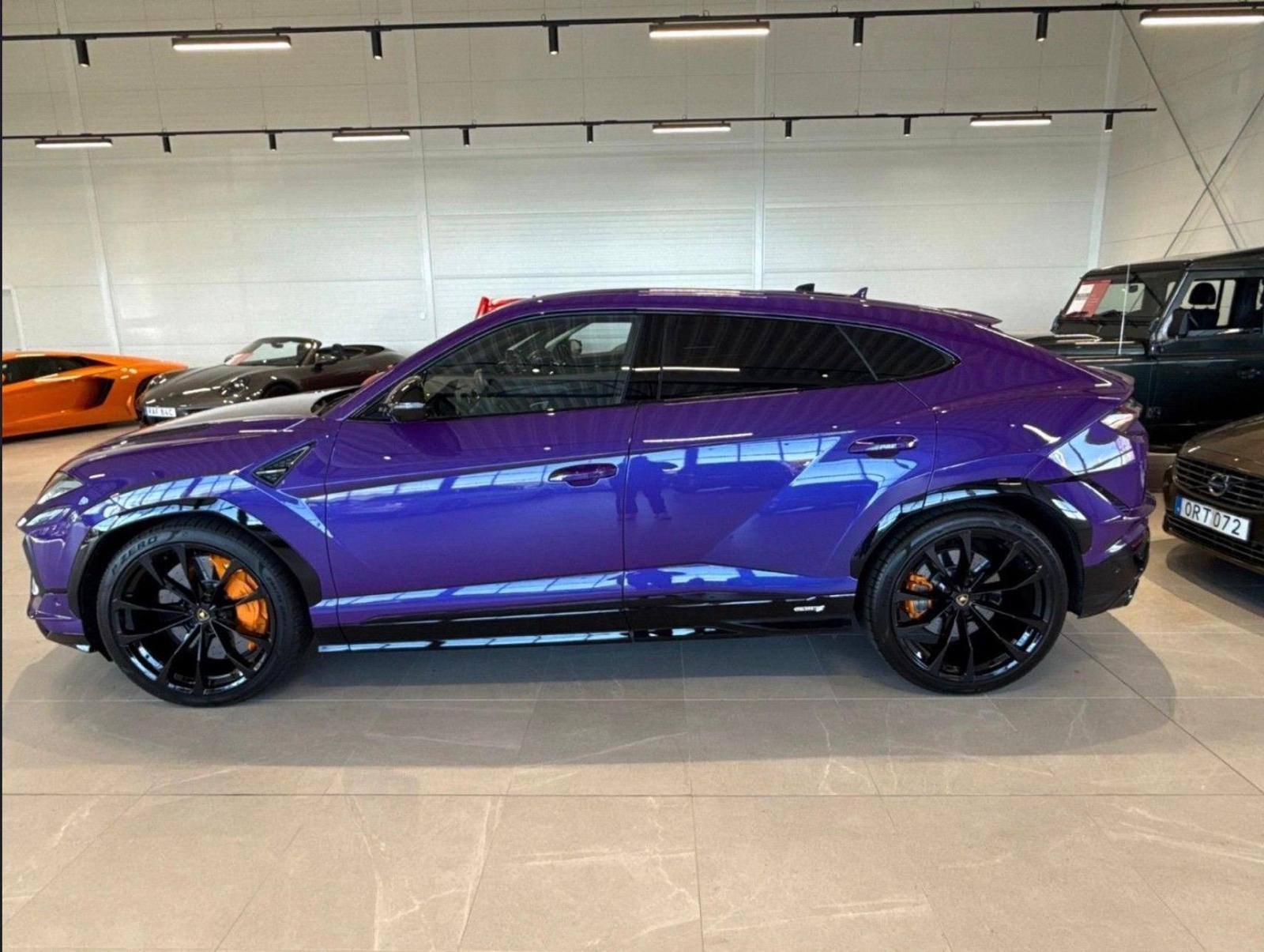 Lamborghini Urus Performante viola — vista laterale